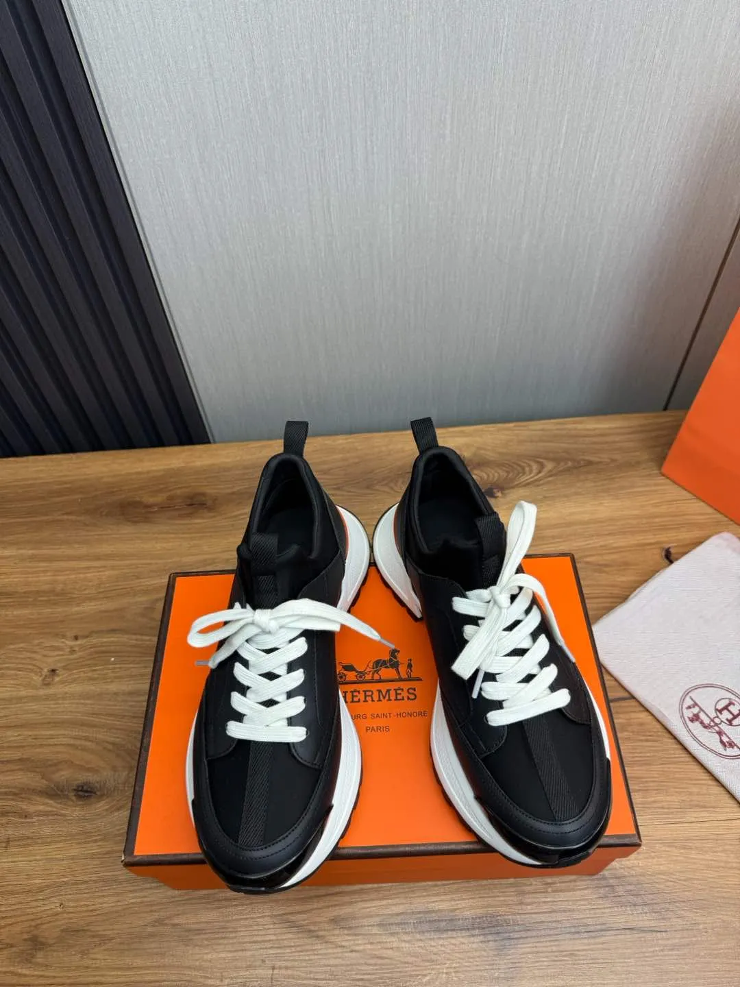 Men's men's shoes 💰780💰 HERMES/Hermès ** men's sports shoes The uppers are made of printed high-tech jersey fabric and calfskin sports shoes. The oversized sole features a geometric pattern and signature "H" detailing for an outdoor style. Black rubber sole, white rubber midsole, black and orange rubber inserts, tundra green lambskin insole, black high-tech canvas lining! Size: 39-40-41-42-43-44 (customized in 38.45)